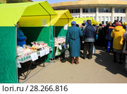 Канун праздника "Светлое воскресение", распродажа куличей. Город Липецк (2018 год). Редакционное фото, фотограф Евгений Будюкин / Фотобанк Лори