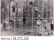 Москва. Дети на игровой площадке в детском парке, 1965 год. Редакционное фото, фотограф Илюхина Наталья / Фотобанк Лори