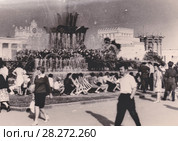 Москва. ВДНХ, люди у фонтана "Каменный цветок", 1960-е годы. Редакционное фото, фотограф Илюхина Наталья / Фотобанк Лори