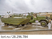 Американское амфибийное транспортное средство GMC DUKW-353 и ремонтно-эвакуационная машина Kenworth-573 (М1А1). На открытой площадке музея военной техники «Боевая слава Урала». Верхняя Пышма. Свердловская область (2018 год). Редакционное фото, фотограф Сергей Афанасьев / Фотобанк Лори