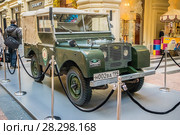 Компактный трехдверный внедорожник Land Rover Series I ("Ленд Ровер Серия 1"), 1948–1954. Выставка «70 лет Land Rover». ГУМ, Москва (2018 год). Редакционное фото, фотограф Владимир Сергеев / Фотобанк Лори