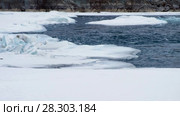 Rapids in polynya of Altai river Katun with banks covered by ice and snow in winter season. Стоковое видео, видеограф Сергей Пристяжнюк (Serg Zastavkin) / Фотобанк Лори