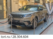 Среднеразмерный SUV премиум-сегмента Range Rover Velar R-Dynamic SE британской марки Land Rover на выставке «70 лет Land Rover». ГУМ, город Москва (2018 год). Редакционное фото, фотограф Владимир Сергеев / Фотобанк Лори