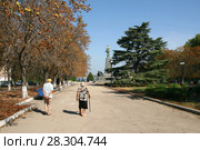 Осень в парке, пожилая пара гуляет солнечным днем. Сквер на Центральном холме возле Владимирского собора (Усыпальницы адмиралов). Республика Крым, город Севастополь (2014 год). Редакционное фото, фотограф Щеголева Ольга / Фотобанк Лори