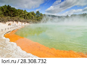 Steaming water at the Champagne Pool, Waiotapu Thermal Reserve, Rotorua, New Zealand. Стоковое фото, агентство BE&W Photo / Фотобанк Лори