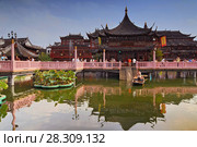 Yu Garden or Yuyuan Garden an extensive Chinese garden located beside the City God Temple in the northeast of the Old City of Shanghai, China. Стоковое фото, агентство BE&W Photo / Фотобанк Лори