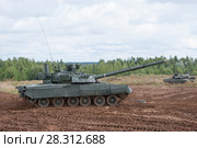 Российский основной газотурбинный боевой танк Т-80У движется по бездорожью на Международном военно-техническом форуме "Армия-2017" на полигоне "Алабино" в Московской области, вид сбоку. Редакционное фото, фотограф Малышев Андрей / Фотобанк Лори