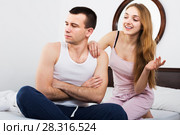 Girl supporting frustraited boyfriend. Стоковое фото, фотограф Яков Филимонов / Фотобанк Лори