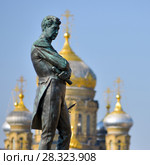 Памятник адмиралу Крузенштерну на фоне куполов православной церкви. Петербург (2018 год). Редакционное фото, фотограф Александр Алексеев / Фотобанк Лори