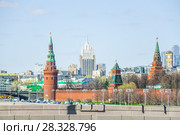 Вид на Московский Кремль и высотное здание МИДа (2018 год). Стоковое фото, фотограф Алёшина Оксана / Фотобанк Лори