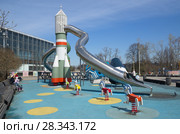 Москва. Детская площадка "Космос" около интерактивного музея многоразового космического корабля «Буран» на ВДНХ (2018 год). Редакционное фото, фотограф Елена Коромыслова / Фотобанк Лори