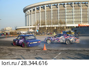 Японский спортивный автомобиль и "Жигули" (классика) на ралли-спринте у СКК "Петербургский" на выставке "Мир автомобиля". Санкт-Петербург (2017 год). Редакционное фото, фотограф Максим Мицун / Фотобанк Лори
