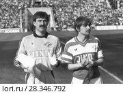 Станислав Черчесов и Федор Черенков на футбольном поле (1990 год). Редакционное фото, фотограф Зобков Юрий / Фотобанк Лори