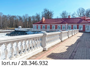 Терраса дворца Монплезир. Петергоф (2018 год). Редакционное фото, фотограф Александр Щепин / Фотобанк Лори