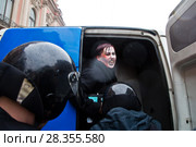 Участники первомайской демонстрации. Партия мёртвых. Задержание активистки Варвары Михайловой с плакатом с портретами Путина.  Санкт-Петербург. (2018 год). Редакционное фото, фотограф Евгений Кашпирев / Фотобанк Лори