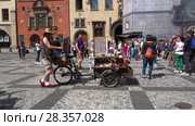 Продавщица сувениров на Староместской площади. Прага, Чехия (2018 год). Редакционное видео, видеограф Виктор Карасев / Фотобанк Лори