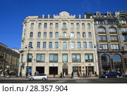 Россия, Санкт-Петербург. Доходный дом Г.И. Гансена Построен в 1873-1874 гг. в ясную погоду (2018 год). Редакционное фото, фотограф Овчинникова Ирина / Фотобанк Лори