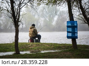 Мужчина ловит рыбу на берегу реки "Кривой бузан". Красный Яр. Астраханская область. Стоковое фото, фотограф Игорь Низов / Фотобанк Лори