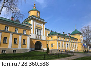 Надвратная церковь Митрофана, епископа Воронежского, и корпуса богадельни. Покровский Хотьковский женский монастырь. Московская область, город Хотьково, Сергиево-Посадский район (2018 год). Стоковое фото, фотограф Алексей Гусев / Фотобанк Лори