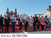 Москва, Сергей Бабурин и группа людей на Красной площади, 9 мая 2018 года. Редакционное фото, фотограф Дмитрий Неумоин / Фотобанк Лори