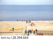 Люди спускаются на песчаный пляж Балтийского моря. Поселок Янтарный (2018 год). Редакционное фото, фотограф Parmenov Pavel / Фотобанк Лори