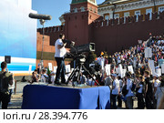 Телеоператор на Красной площади. Шествие "Бессмертного полка". 9 мая 2018 года, Москва. Редакционное фото, фотограф Ирина Быстрова / Фотобанк Лори