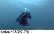 Female scuba diver released buoy for safety stop - Indian Ocean, Maldives (2018 год). Редакционное видео, видеограф Некрасов Андрей / Фотобанк Лори