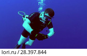 Male scuba diver with sidemount passes decompression on safety stop in the blue water - Indian Ocean, Fuvahmulah island, Maldives (2018 год). Редакционное видео, видеограф Некрасов Андрей / Фотобанк Лори