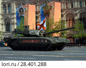 Парад в честь Дня Победы в Москве. Новейший российский основной боевой Т-14 «Армата» на тяжёлой гусеничной платформе. (2018 год). Стоковое фото, фотограф Free Wind / Фотобанк Лори
