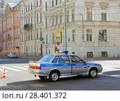 Автомобиль дпс перекрыл движение на улице города (2018 год). Редакционное фото, фотограф ViktoriiaMur / Фотобанк Лори