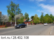 Skhodnya, Russia - May 09. 2018. traffic on a Pervomayskaya street. Редакционное фото, фотограф Володина Ольга / Фотобанк Лори