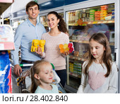 Smiling family with two daughters purchasing yoghurts. Стоковое фото, фотограф Яков Филимонов / Фотобанк Лори