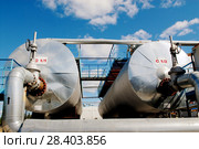 Россия,Тюменская область, Уватский район, Кальчинское месторождение нефти. Трубопроводы, ёмкости, задвижки (2006 год). Редакционное фото, фотограф Александр Циликин / Фотобанк Лори