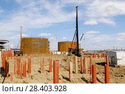 Россия, Тюменская область,   Уватский район;  Усть-Тегусское нефтяное месторождение; обустройство площадки месторождения, трубы-сваи. Стоковое фото, фотограф Александр Циликин / Фотобанк Лори
