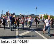 Участники "Бессмертного полка" на Большом Москворецком мосту. Москва, 9 мая 2018 года. Редакционное фото, фотограф Ирина Быстрова / Фотобанк Лори