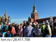 Участники "Бессмертного полка" на выходе с Красной площади. Москва, 9 мая 2018 года. Стоковое фото, фотограф Ирина Быстрова / Фотобанк Лори