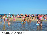 Россия, город Анапа. Очень много людей на городском пляже в месте, где река Анапка впадает в Черное море (2017 год). Редакционное фото, фотограф Овчинникова Ирина / Фотобанк Лори