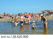 Россия, город Анапа. Родители и дети на городском пляже в месте, где река Анапка впадает в Черное море (2017 год). Редакционное фото, фотограф Овчинникова Ирина / Фотобанк Лори