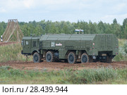 Российский оперативно-тактический ракетный комплекс (ОТРК) "Искандер" (9К720, SS-26 «Stone») в движении на полигоне Алабино, Международный военно-технический форум "Армия-2017" , вид слева-сзади. Редакционное фото, фотограф Малышев Андрей / Фотобанк Лори