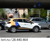 Автомобиль московского каршеринга "Яндекс Драйв". Садовая-Сухаревская улица. Тверской район. Город Москва (2018 год). Редакционное фото, фотограф lana1501 / Фотобанк Лори