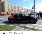 Каршеринг. Автомобиль сервиса поминутной аренды автомобиля "Делимобиль" едет по дороге. Звенигородское шоссе. Пресненский район. Город Москва (2018 год). Редакционное фото, фотограф lana1501 / Фотобанк Лори