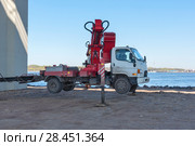 Подъемник на ,базе автомобиляi  Hyundai установленный на домкратах (2018 год). Редакционное фото, фотограф Александр Щепин / Фотобанк Лори