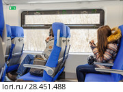 Люди в вагоне электропоезда "Ласточка" на МЦК (2018 год). Редакционное фото, фотограф Алёшина Оксана / Фотобанк Лори