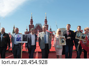Москва, политик Сергей Бабурин и группа людей на Красной площади, 9 мая 2018 года. Редакционное фото, фотограф Дмитрий Неумоин / Фотобанк Лори