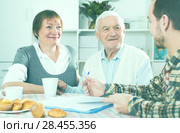Elderly couple and social employee. Стоковое фото, фотограф Яков Филимонов / Фотобанк Лори