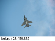 Полет российского самолета МиГ-31 с гиперзвуковой ракетой Х-47М2 «Кинжал» на репетиции парада в честь победы в Великой Отечественной войне в Москве, вид снизу (2018 год). Редакционное фото, фотограф Малышев Андрей / Фотобанк Лори