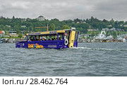 Ride Ducks, national duck tour operator and tourist attraction. It makes use of over 90 amphibious vehicles (nicknamed "ducks") to provide tours of cities by boat and by land. Сиэтл, США (2018 год). Редакционное фото, фотограф Валерия Попова / Фотобанк Лори