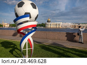 Декоративное оформление Университетской набережной в городе Санкт-Петербурге перед началом Чемпионата мира по футболу FIFA 2018, Россия. Редакционное фото, фотограф Николай Винокуров / Фотобанк Лори