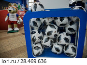 Официальный магазин Чемпионата мира по футболу FIFA 2018 с сувенирной продукцией на территории Московского вокзала города Санкт-Петербурга, Россия. Стоковое фото, фотограф Николай Винокуров / Фотобанк Лори