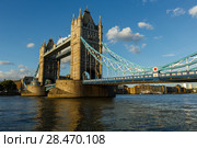 Establishing Shot London Iconic Landmark Tower Bridge. river transport (2017 год). Редакционное фото, фотограф Ирина Мойсеева / Фотобанк Лори